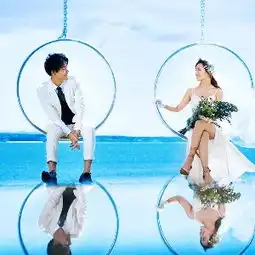  情侣海景旅拍婚纱照