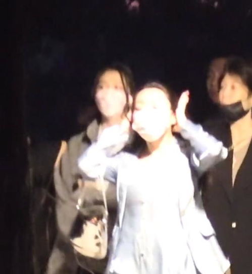  关晓彤逛街,被工作人员强行戴头纱拉着摆拍,低头玩手机满脸抗拒