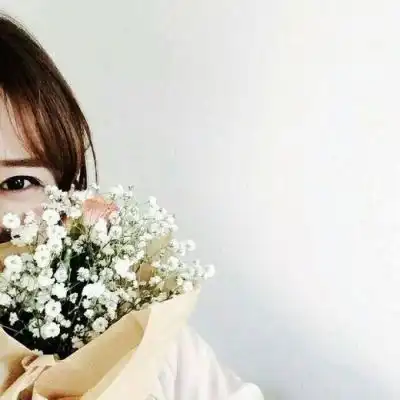  捧花情侣头像手里拿花的女生头像高清系列