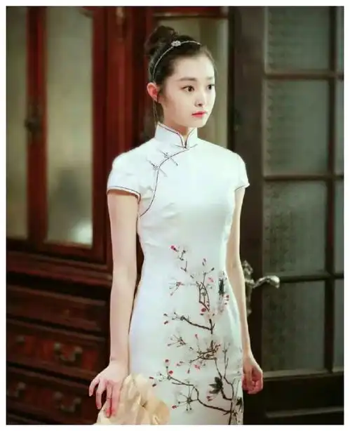  张檬换上大妈旗袍,谁知她侧身那刻,眼睛都看直了