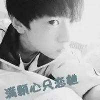  蓝天白云一男一女穿粉红衣服的情侣头像