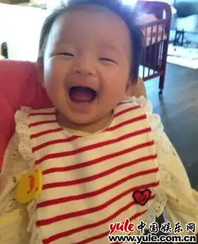 大s爱女眯眼大笑可爱萌娃与汪小菲像极了