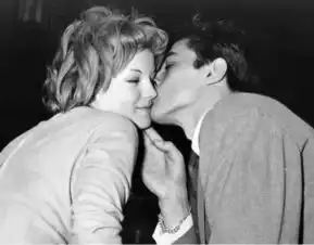 他说除了幸福,我什么都有 他说除了幸福,我什么都有