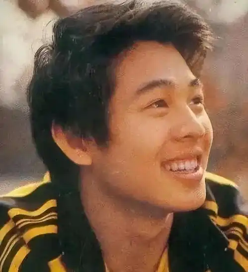  李连杰二姐省吃俭用供弟弟上学,弟弟成天王后为她买房养她全家