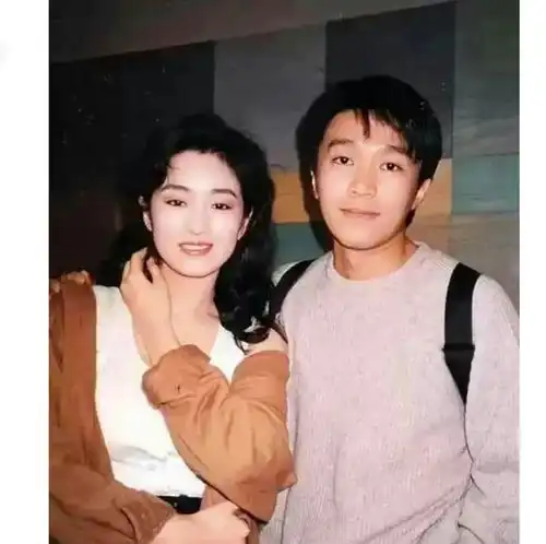  1993年,28岁巩俐和31岁周星驰拍电影时合影,当时她身材丰满迷人