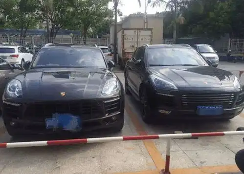  因心情不好,男子砸众泰泄愤,车主气得直喊我这是保时捷