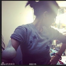  王菲罕见搞怪私房照手持宝剑天真犯二扮侠女