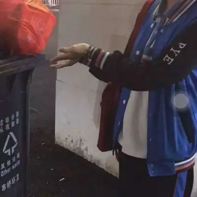  对象不是人系列情头女友男友是垃圾桶系列情侣头像一人一半