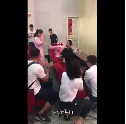  男学生母校毕业典礼求婚,遭校领导一脸厌恶驱赶,网友不近人情