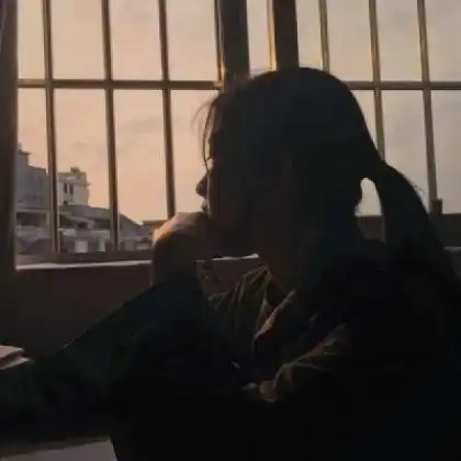 情绪低落抑郁的美女头像产后抑郁