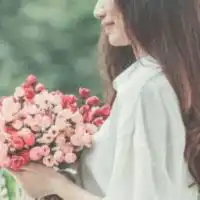  女生头像我要个性网捧花微信头像图片大全