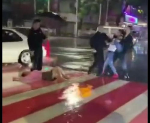  汕头情侣酒驾逆行撞车,女子不顾形象撒泼耍酒疯袭警,结果悲剧了