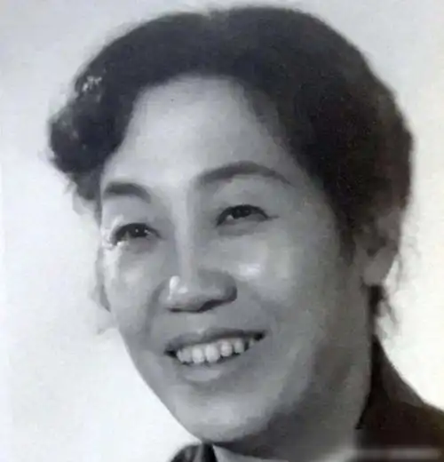  老艺术家曲云丈夫是副院长,女婿是影星,为何晚年捡垃圾