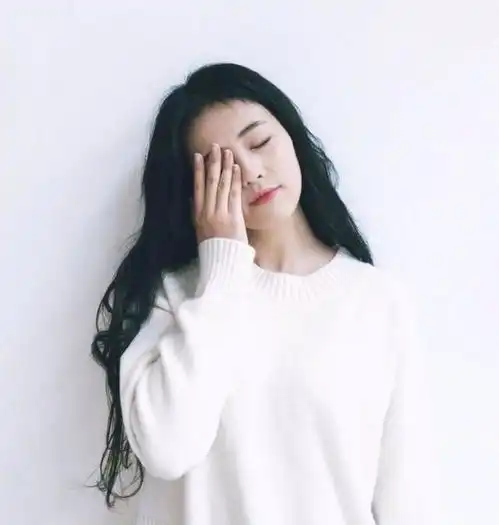 情绪低落抑郁的美女头像梁秋阳