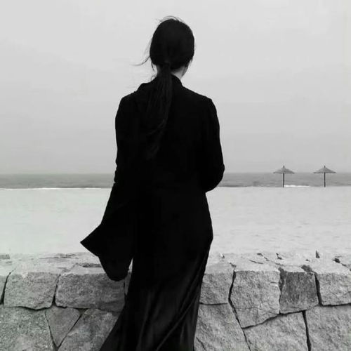 黑白头像情侣背影女生