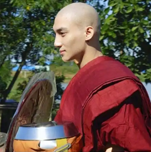  穿袈裟露出肌肉,引妹子直呼老公,这个帅和尚火了