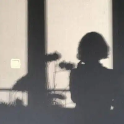  背影或侧面的丧女头像现代暗黑丧风格头像