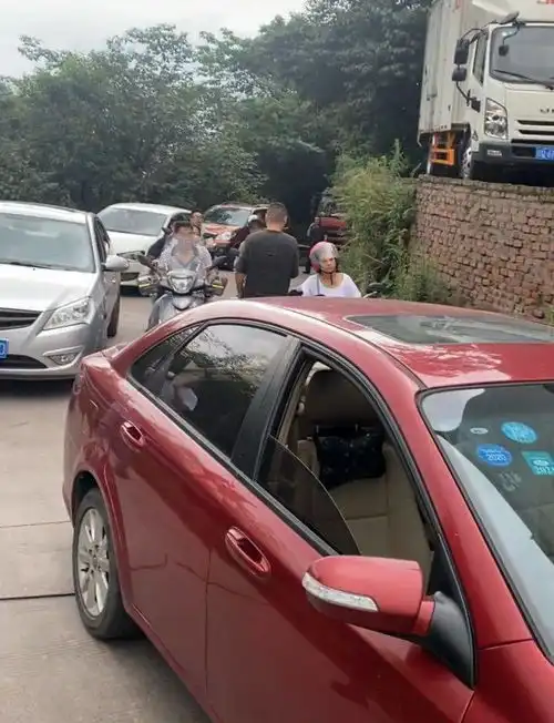 好心砍竹子却致交通堵塞,两边车辆心急火燎,淡定男子慢慢悠悠 好心砍竹子却致交通堵塞,两边车辆心急火燎,淡定男子慢慢悠悠