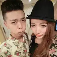  很潮的情侣头像爱你却还有一点恨你