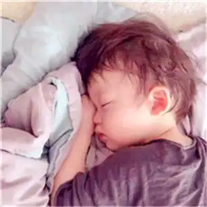  萌娃情侣头像一对可爱,表现出很深情的样子