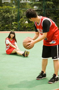  学生情侣篮球场亲密照秀恩爱清新唯美获祝福