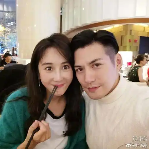  严屹宽平安夜晒与妻子女儿合影一句话甜蜜表白杜若溪