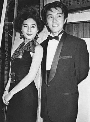 1989年,周星驰偶遇初恋女友,21年后她离世,成了他的意难忘