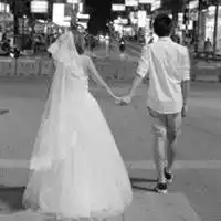  一个黑白一个男牵一个女过马路的那女穿着婚纱的要大图不是头像
