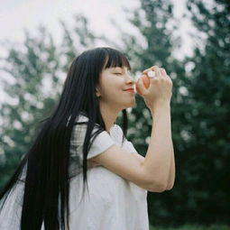 抱的情侣头像女生