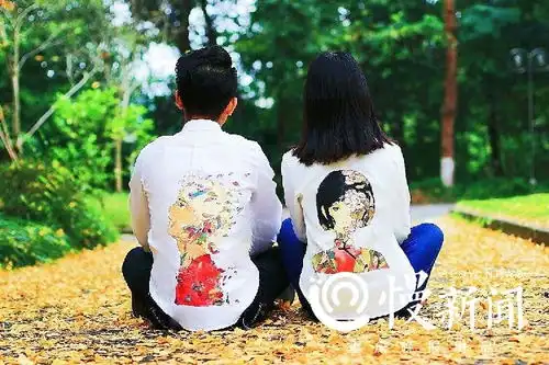  你以为这是情侣装,其实是人家的班服