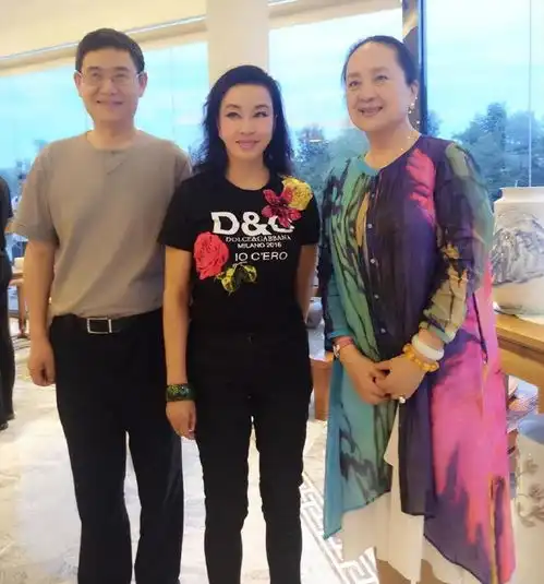  70岁刘晓庆同框71岁张金玲1岁之差似隔代,一个像少女一个奶奶