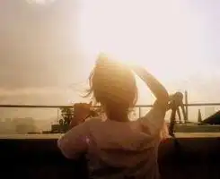 抬头看天空的图片 抬头看天空的图片