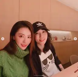  组图范玮琪晒姐妹聚会照片冲镜头甜笑梁静茹瞪眼睛表情搞怪