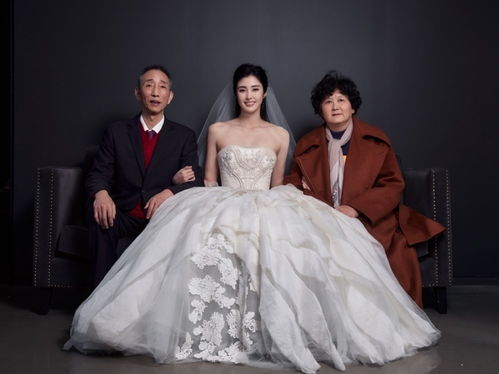  赵丽娜社媒发文为爸妈第一次穿上婚纱,做父母永远的小情人