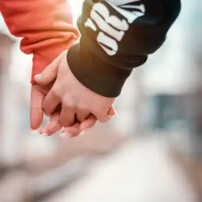  牵手情侣头像真人情侣头像手牵手一左一右