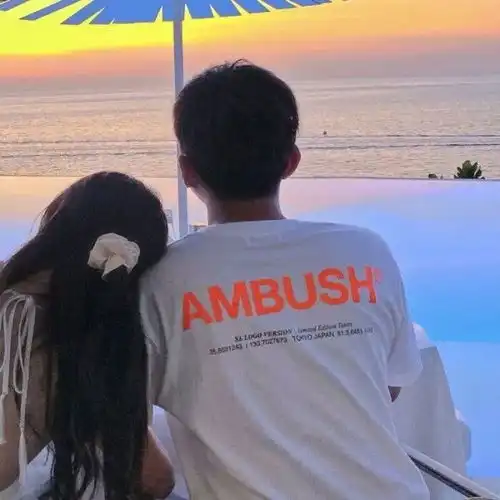  情侣头像这个世界很大可是没有人听我说话