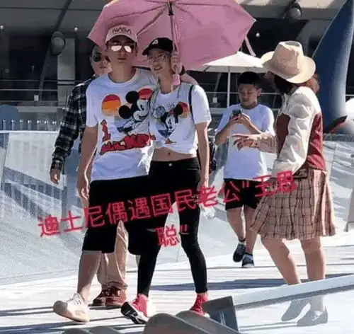 王思聪不受风波影响,白t恤搭黑裤子出街,模仿情侣抱友人好可爱