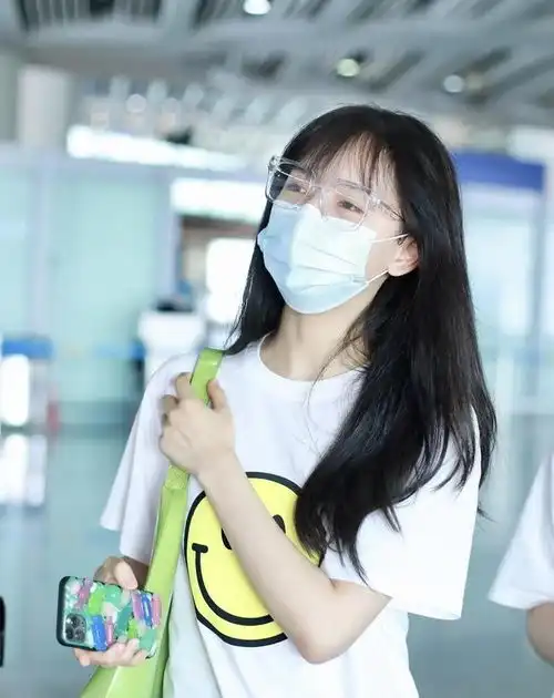 秦牛正威的圆脸配齐刘海真减龄,穿黑裙也有清纯魅力,十分撩人 秦牛正威的圆脸配齐刘海真减龄,穿黑裙也有清纯魅力,十分撩人