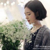 手捧玫瑰花的美女情侣头