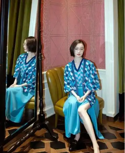  路人镜头中的倪妮,似乎也没有很女神,但坐下之后却被长腿吸引了