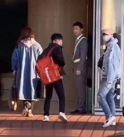  关晓彤陪鹿晗去日本工作,两人戴情侣帽现身,太甜了