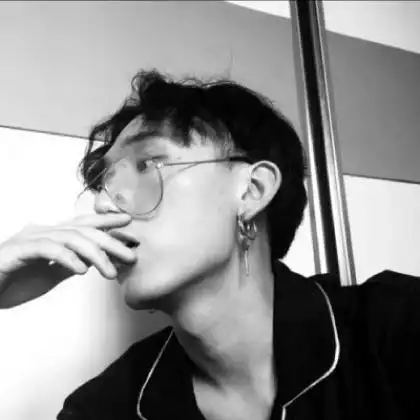 让脸埋在衣领中活在自我的男生,流行男生头像抖音 让脸埋在衣领中活在自我的男生,流行男生头像抖音