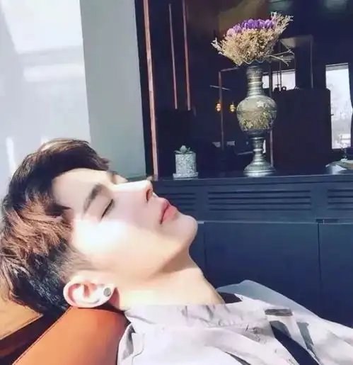 男生头像琐碎的记忆拼凑成的片段似乎只剩下了光和你 男生头像琐碎的记忆拼凑成的片段似乎只剩下了光和你