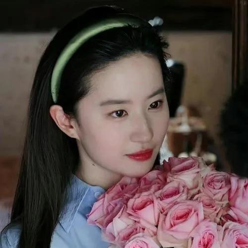  刘亦菲手捧花,手捧花女神刘亦菲