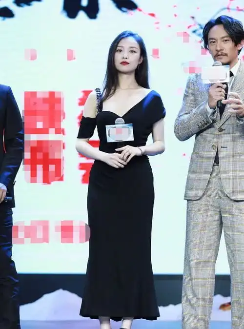  宋轶为了抢镜真拼,穿小黑裙两侧镂空不算,双肩还各挂一串钻链