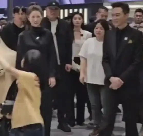 袁咏仪张智霖最新近况曝光两人明明年过50,依然像30岁情侣一样 袁咏仪张智霖最新近况曝光两人明明年过50,依然像30岁情侣一样