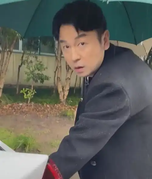  偶遇雷佳音开20万的车外出表情呆萌搞笑,亲自送签名照过程爆笑