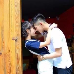  新婚过后,妻子却在丈夫睡着时,给另一男人发信息...