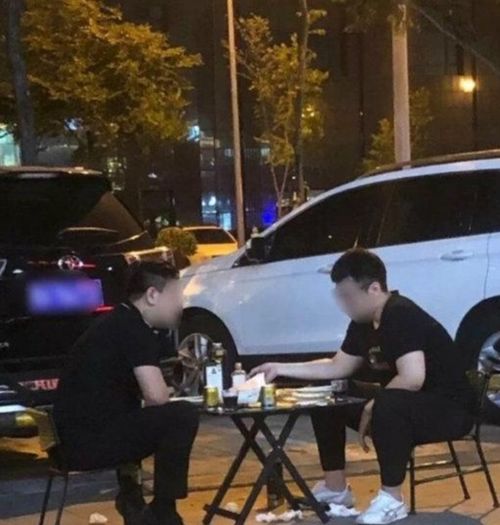  半夜开车轮胎爆了,心贼烦哈哈哈车上这两位妹子可咋办啊