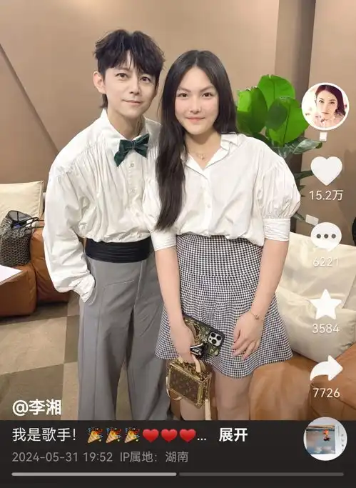  李湘带女儿探班,和王岳伦穿得像情侣装,王诗龄与何炅合影像兄妹